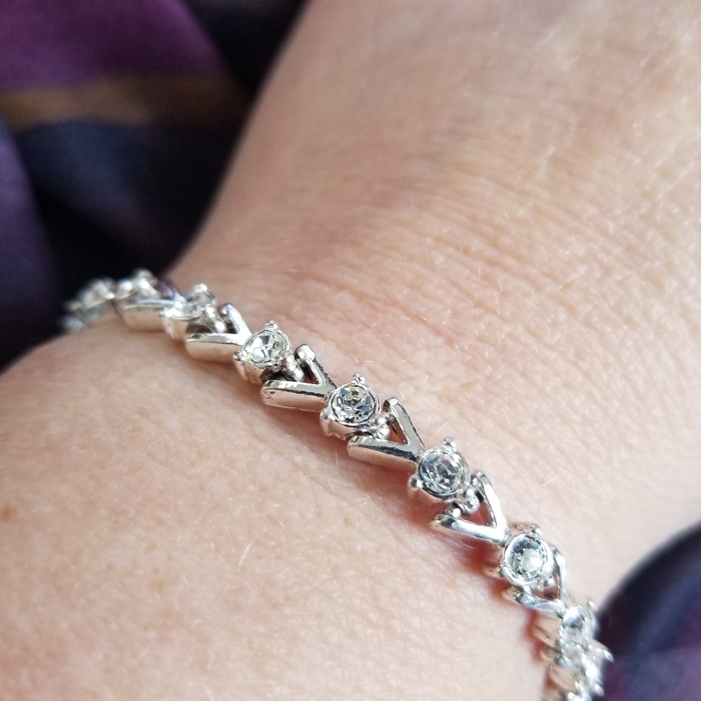 Silvertone Avon Tennis Bracelet V Shaped With Clear Rhinestones EUC - Picture 2 of 10